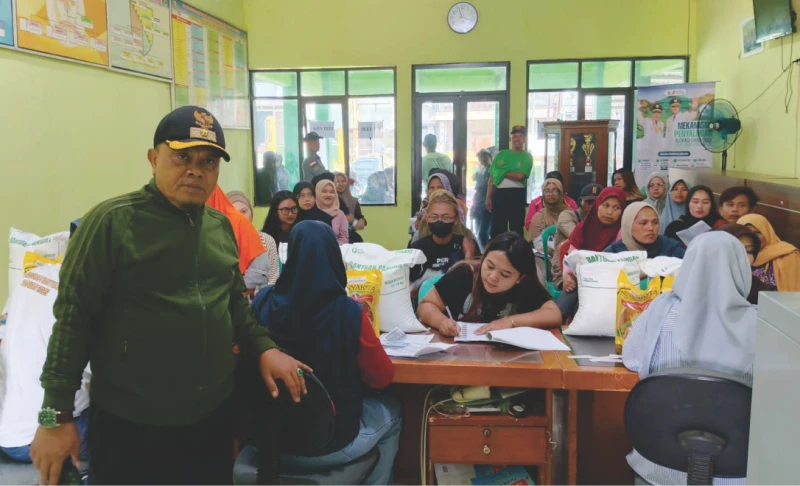 1.758 Warga Desa Sagaracipta Terima Bantuan Beras dan Minyak Goreng
