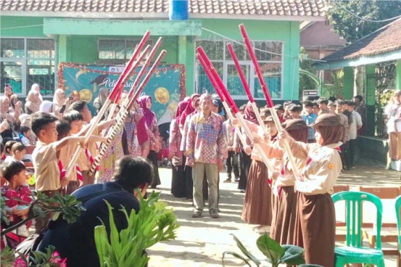 Air Mata Iringi Pelepasan Siswa kelas VI SD Negeri Magung 01 Ciparay Air Mata Iringi Pelepasan Siswa kelas VI SD Negeri Magung 01 Ciparay
