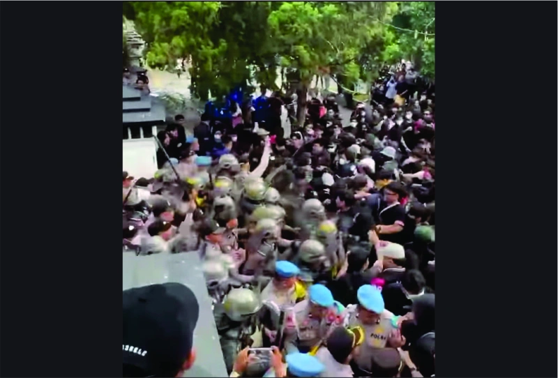 Aksi Tolak UU TNI di Kota Sukabumi Berujung Ricuh. Jurnalis Mendapat Perlakuan Kasar dari Mahasiswa