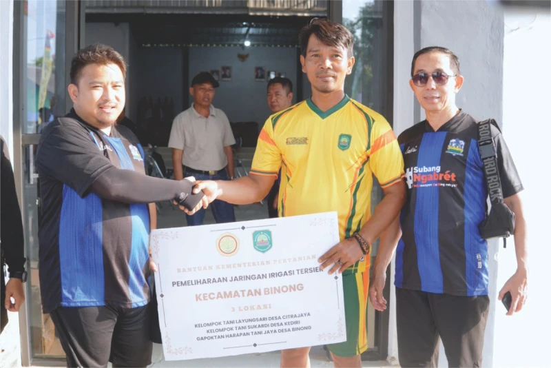 Antsipasi Sawah Gagal Tanam Bupati Subang Serahkan Mesin Pompa Air ke Petani Binong
