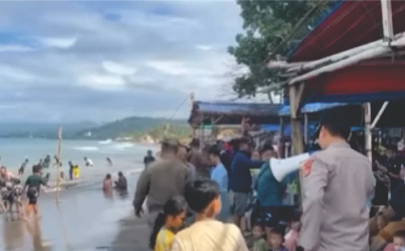Aparat Gunakan Toa Ingatkan Wisatawan Agar Berhati - Hati di Pantai Pelabuhanratu Aparat Gunakan Toa Ingatkan Wisatawan Agar Berhati - Hati di Pantai Pelabuhanratu