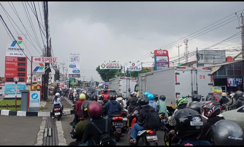 Arus Lalulintas di Jalan Raya Cileunyi - Cibiru Alami Kepadatan. R2 Mendominasi Arus Lalulintas di Jalan Raya Cileunyi - Cibiru Alami Kepadatan. R2 Mendominasi