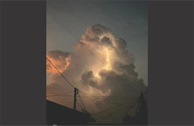 Awan Hitam di Langit Bandung, Mengerikan Dipenuhi Sambaran Petir
