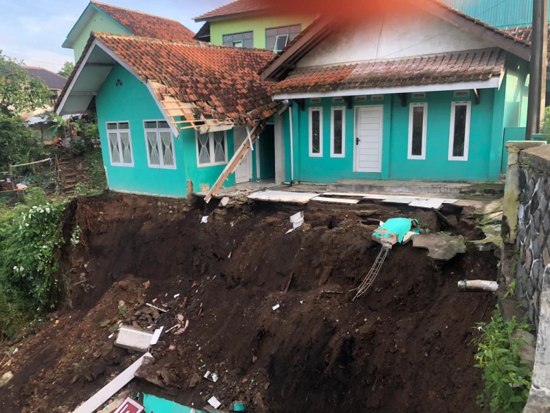 Balai RW Longsor, 10 Ton Beras dan Ratusan Bungkus Minyak Goreng untuk KPM Hanyut ke Sungai