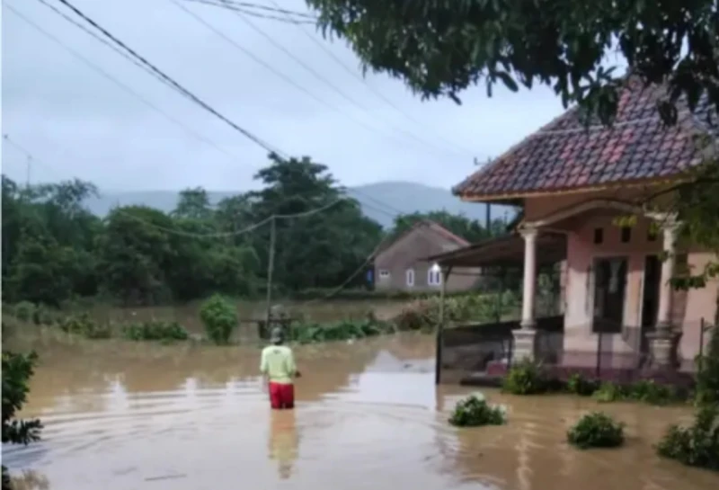Banjir di Desa Mandrajaya, Kab.Sukabumi, Aktifitas Warga Terganggu
