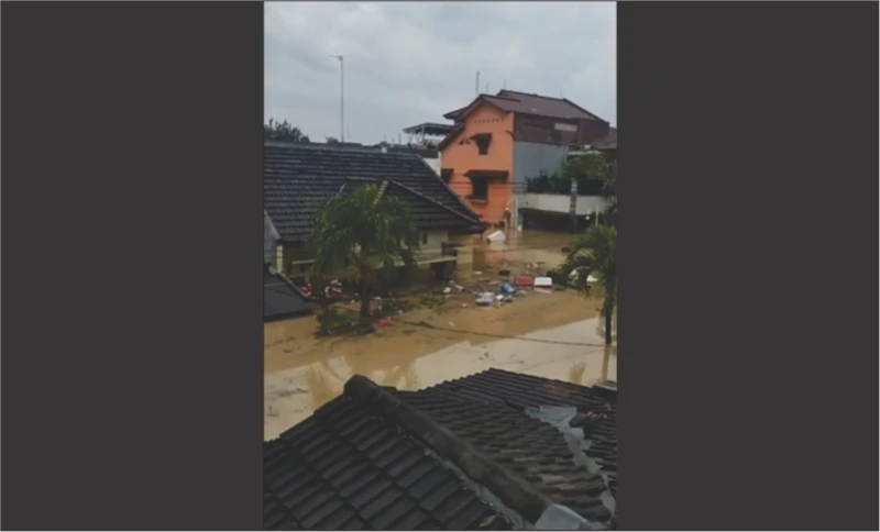 Banjir Tenggelamkan Perumahan Vila Nusa Indah Bekasi