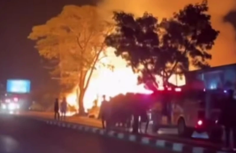 Belasan Kios Material dan Barang Bekas di Jalan Moch Toha, Bandung Ludes Terbakar