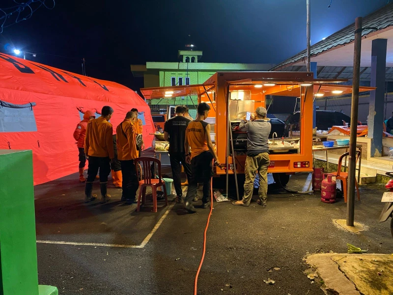 BPBD Subang Buka Dapur Umum Untuk Melayani Makan Sahur Warga Korban Puting Beliung