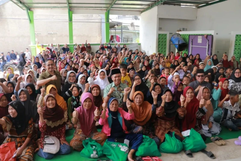 Bupati Bandung Bagikan Ribuan Paket Sembako ke Warga Tidak Mampu di Bojongsoang