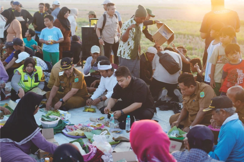Bupati Subang Penuhi Undangan Warga, Makan-Makan di Ruas Jalan yang Beru Diperbaiki