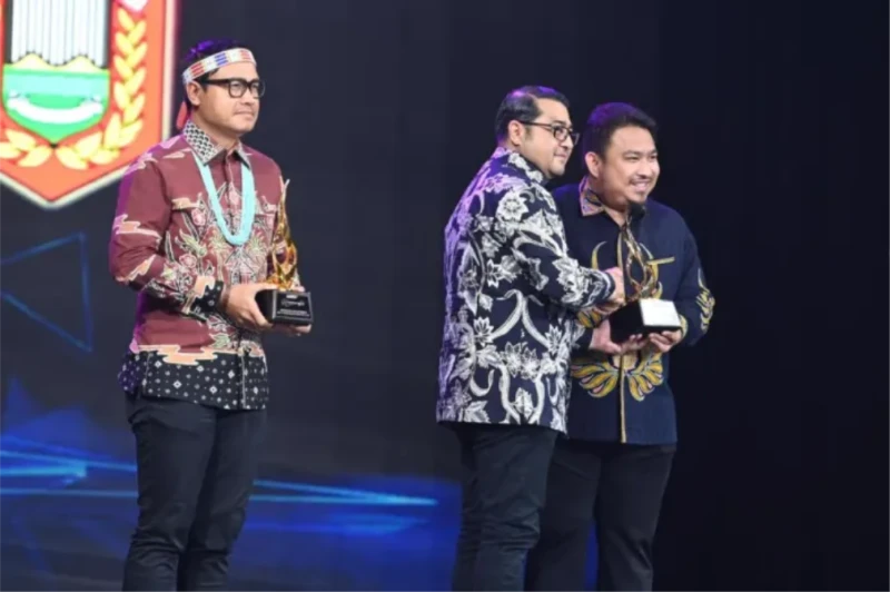 Bupati Subang Terima Penghargaan dari Kompas TV