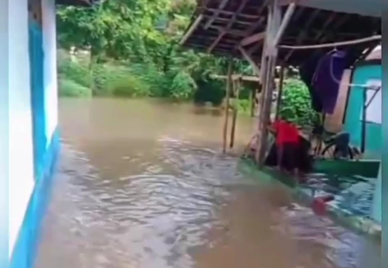 Bupati Subang Tinjau dan Beri Satunan ke Warga Terdampak Tanggul Jebol