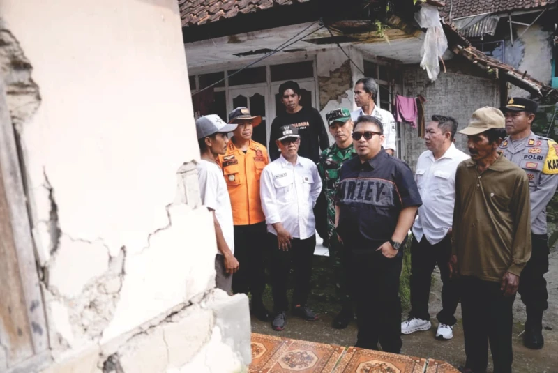 Bupati Subang Tinjau Lokasi Tanah Bergerak Di Cupunagara, Puluhan Rumah Warga Rusak