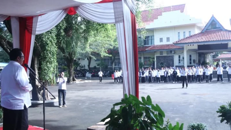 Bupati Sukabumi Jalin Komunikasi Dengan Desa Melalui Apel Bersama Bupati Sukabumi Jalin Komunikasi Dengan Desa Melalui Apel Bersama