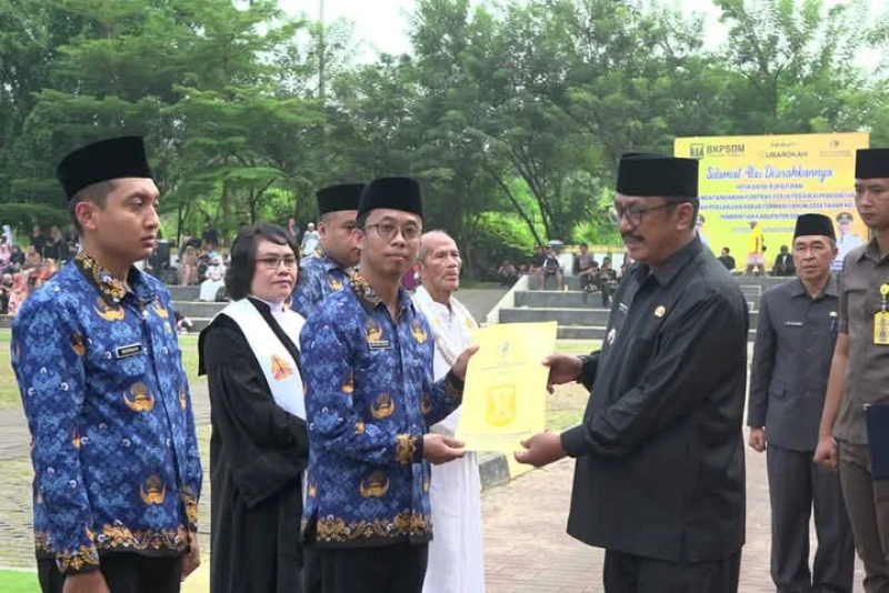 Bupati Sukabumi Lantik dan Ambil Sumpah Ribuan PPPK Bupati Sukabumi Lantik dan Ambil Sumpah Ribuan PPPK