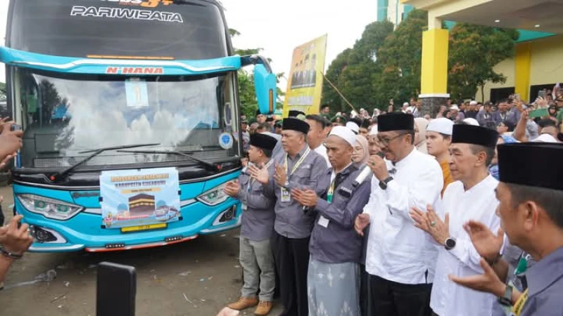 Bupati Sukabumi Lepas Ratusan Calon Haji Bupati Sukabumi Lepas Ratusan Calon Haji