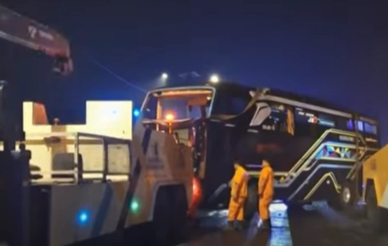 Bus Peziarah Asal Bandung Tujuan Banten Terguling di Cipularang Bus Peziarah Asal Bandung Tujuan Banten Terguling di Cipularang