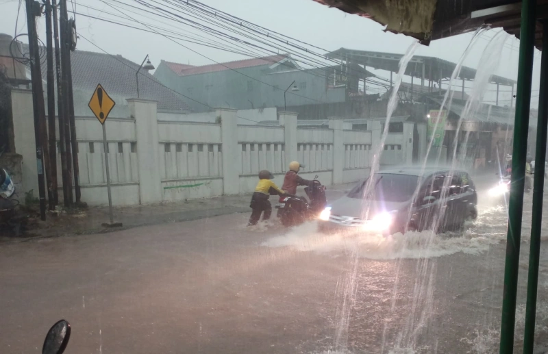 Curah Hujan Tinggi Jalan Ipik Gandamanah Purwakarta, Banjir