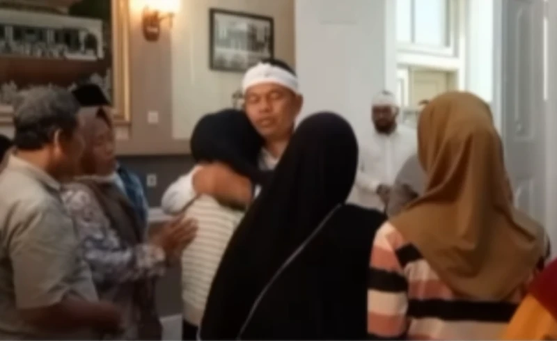 Dedi Mulyadi Beri Bantuan dan Jamin Pendidikan Anak Korban Longsor Tambang Cirebon Dedi Mulyadi Beri Bantuan dan Jamin Pendidikan Anak Korban Longsor Tambang Cirebon