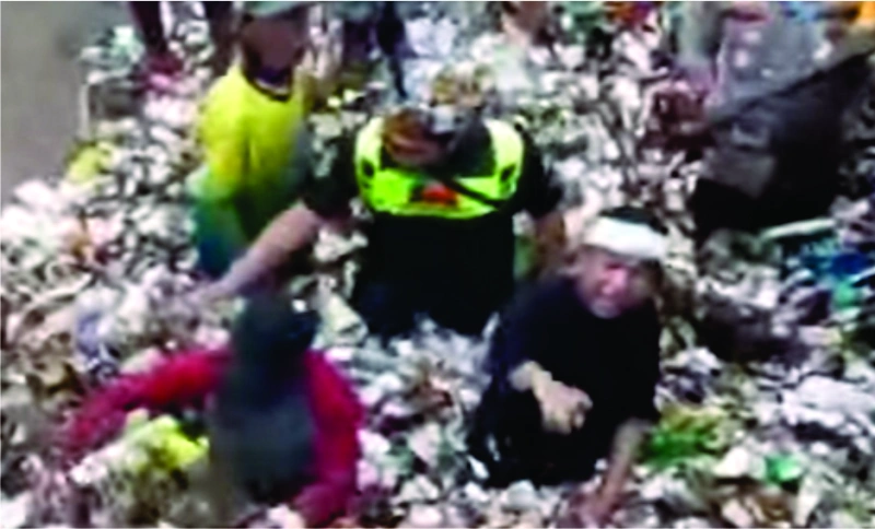 Dedi Mulyadi Turun ke Sungai Cipalabuan Bersihkan Sampah Dedi Mulyadi Turun ke Sungai Cipalabuan Bersihkan Sampah