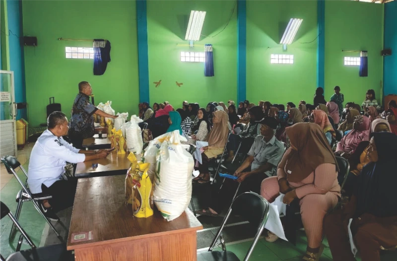 Desa di Kec.Ciparay Salurkan Bantuan Pangan