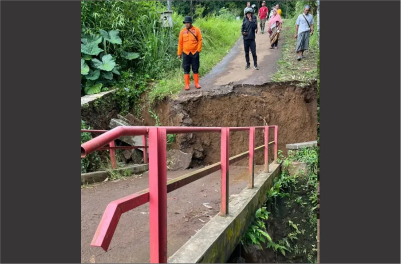 Diguyur Hujan Deras, Jembatan Penghubung Dua Kampung di Desa Sukaresmi Ambruk