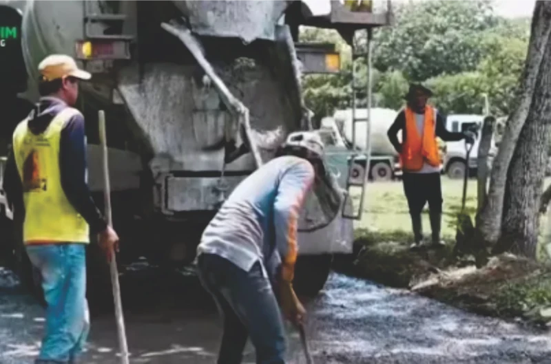 Dinas PUPR Subang Cor Jalan di Desa Binong Menuju Kihiyang
