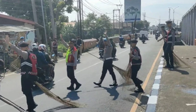 Dinilai Membahayakan, Polisi Tertibkan Warga Penyapu Uang di Jembatan Sewoharjo