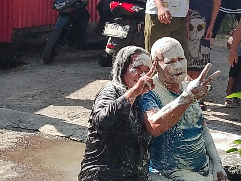Terpilih jadi Ketua RW, Soma dan Istri Menceburkan Diri ke Sungai Terpilih jadi Ketua RW, Soma dan Istri Menceburkan Diri ke Sungai