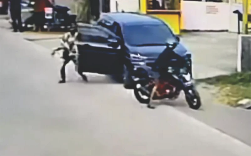 Ditinggal Beli Buah - Buahan, Uang Rp160 Juta di Dalam Mobil Raib Digondol Pencuri Ditinggal Beli Buah - Buahan, Uang Rp160 Juta di Dalam Mobil Raib Digondol Pencuri