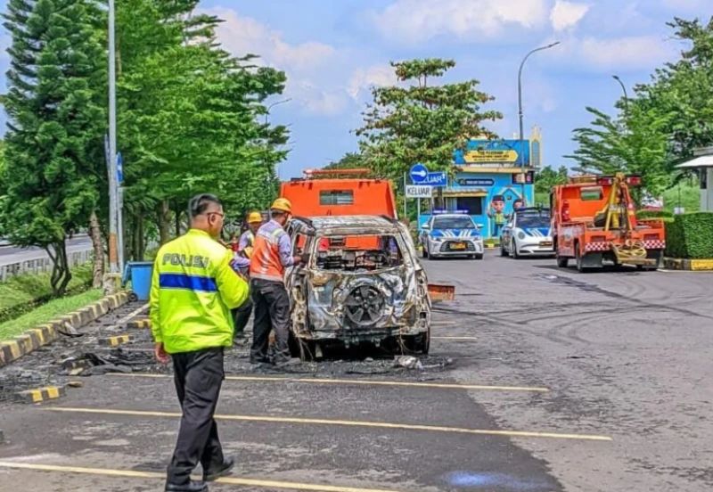 Ditinggal Salat, Mobil SUV Terbakar di Rest Area KM 130 Tol Cipali