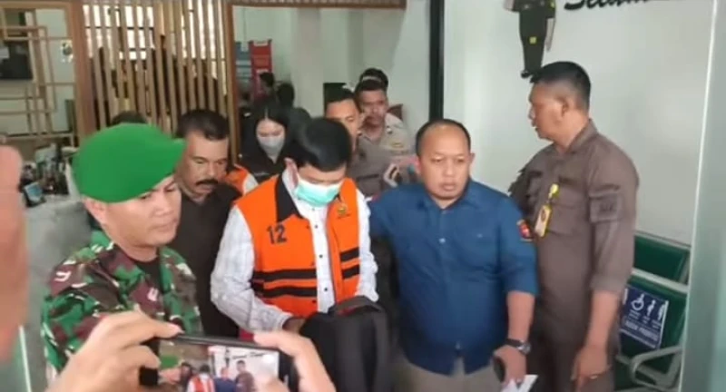 Dua Pejabat DLH Kab.Sukabumi Ditahan Dua Pejabat DLH Kab.Sukabumi Ditahan