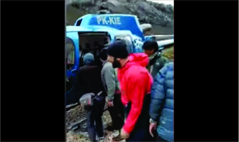 Dua Pendaki Taman Nasional Cartensz Berhasil di Evakuasi Dua Pendaki Taman Nasional Cartensz Berhasil di Evakuasi