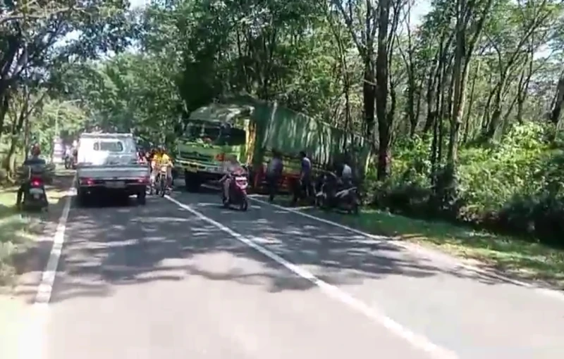 Dua Truk Tak Kuat Menanjak di Track Cibuang, Kalijati - Subang. Lalulintas Tersendat Dua Truk Tak Kuat Menanjak di Track Cibuang, Kalijati - Subang. Lalulintas Tersendat