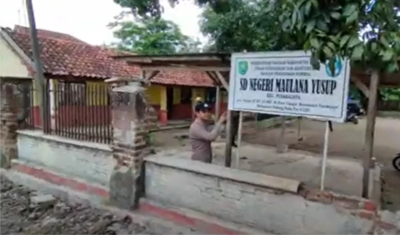 Empat Ruang di SDN Maulana Yusuf, Subang, Ambruk Empat Ruang di SDN Maulana Yusuf, Subang, Ambruk