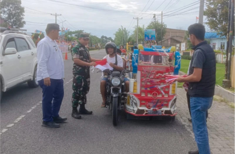 Forkopimcam Raya, Simalungun Bagikan Bendera Merah Putih ke Pengendara yang Melintas