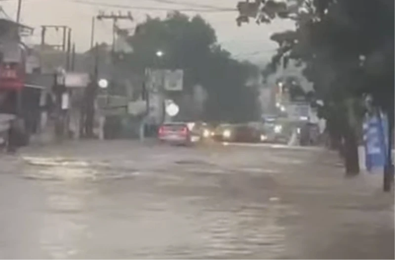 Gedebage Banjir, Jalan Sukarno - Hatta Bandung Macet Total Gedebage Banjir, Jalan Sukarno - Hatta Bandung Macet Total