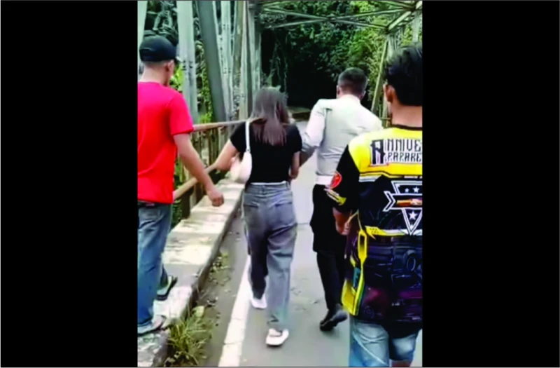 Hendak Loncat dari Jembatan, Perempuan di Sukabumi Digagal Polisi Hendak Loncat dari Jembatan, Perempuan di Sukabumi Digagal Polisi