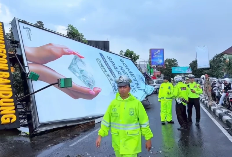 Hujan Angin di Kota Bandung Tumbangkan Tiga Papan Reklame, Dua Mobil Rusak Tertimpa