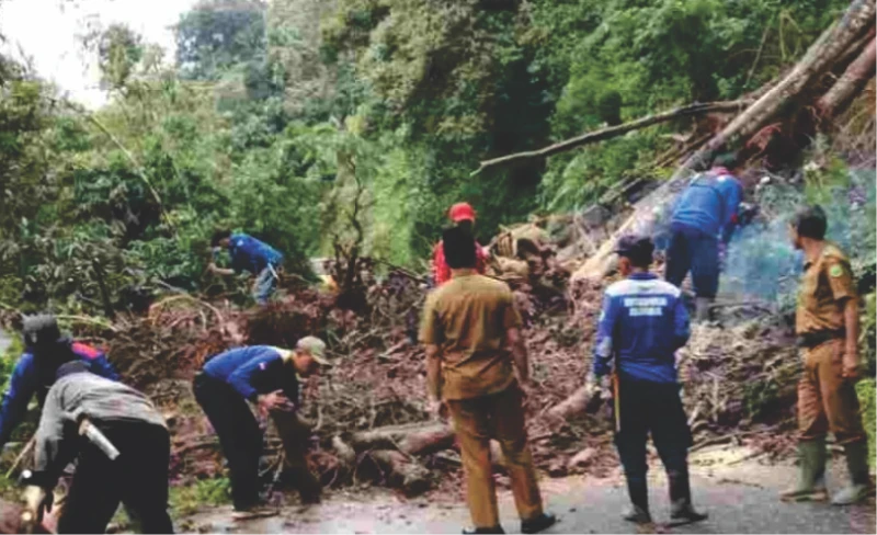 Imbas Curah Hujan Tinggi, Jalan Menuju Desa Bukanagara, Subang Longsor