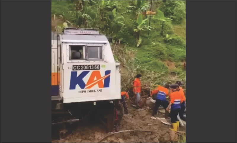 Jalur Rel Kawasan Sasaksaat Tertimbun Longsor, Perjalanan KA Ciremai Bandung - Semarang Terpaksa Dihentikan