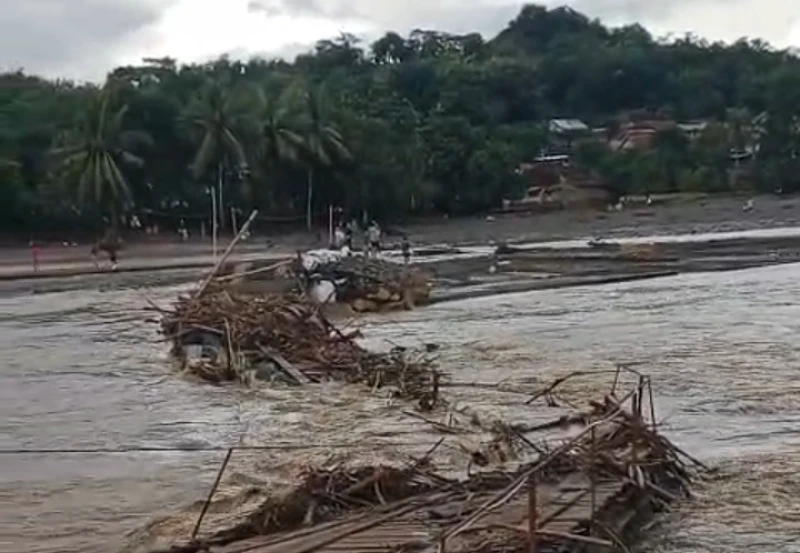 Jembatan Darurat di Desa Cidadap, Sukabumi Ambrol