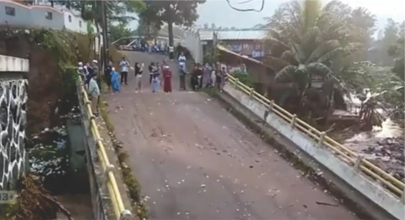 Jembatan Loji Karawang Terputus Jembatan Loji Karawang Terputus