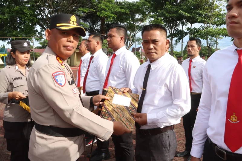 Kapolres Simalungun Beri Penghargaan Pada Personil Berprestasi Kapolres Simalungun Beri Penghargaan Pada Personil Berprestasi