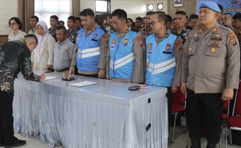 Kapolres Simalungun Jadi Saksi Penandatanganan Fakta Integritas dan Pengambilan Sumpah Penerimaan Terpadu Calon Anggota Polri Tahun 2025