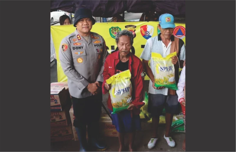 Kapolres Subang Bagikan 1000 Pouch Beras dan 1000 Dus Mie Instan ke Warga Terdampak Banjir di Pamanukan