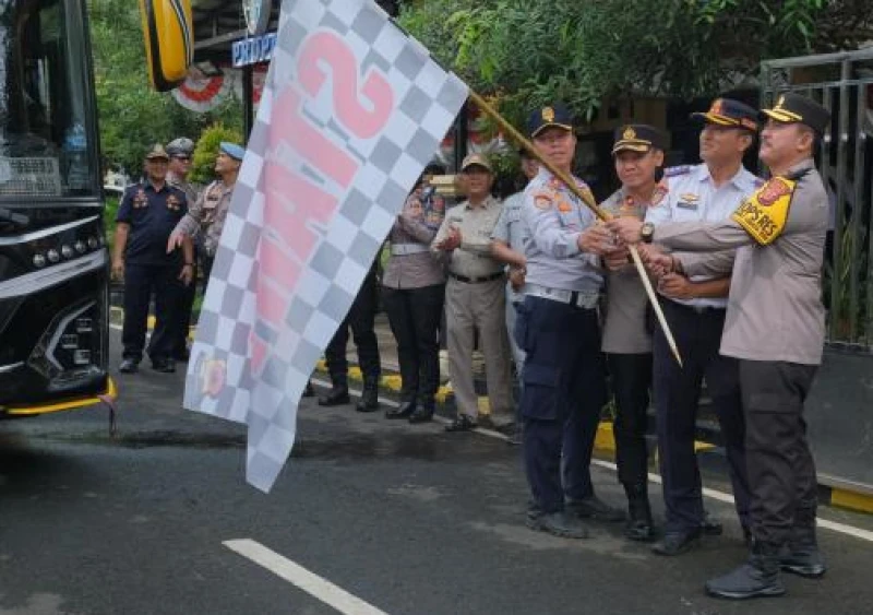 Kapolres Subang Lepas Bus Mudik Gratis