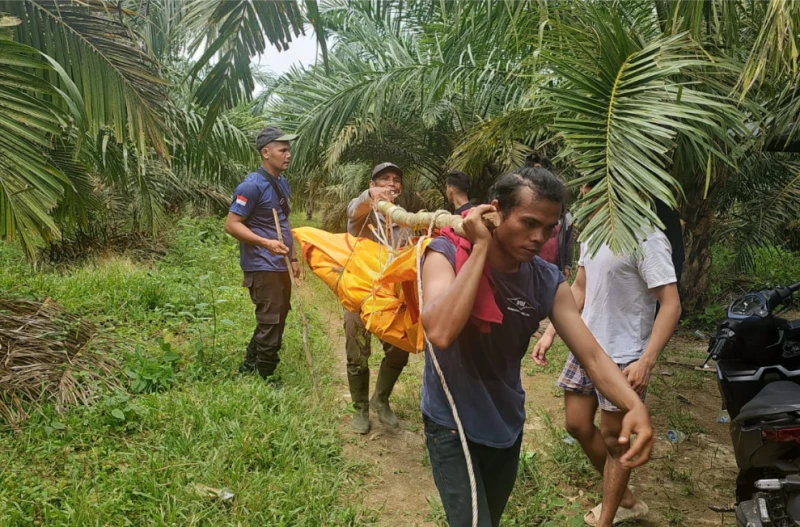 Kapolsek Tanah Jawa Pimpin Evakuasi Mayat Pria Linglung di Kawasan Eksrim