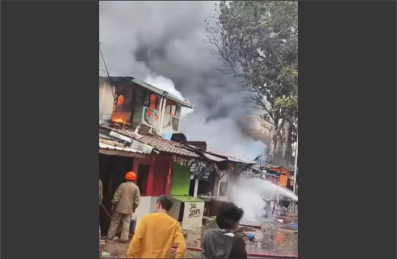 Kebakaran Hebat Landa Permukiman Warga di Belakang Pasar Ancol, Kota Bandung Kebakaran Hebat Landa Permukiman Warga di Belakang Pasar Ancol, Kota Bandung
