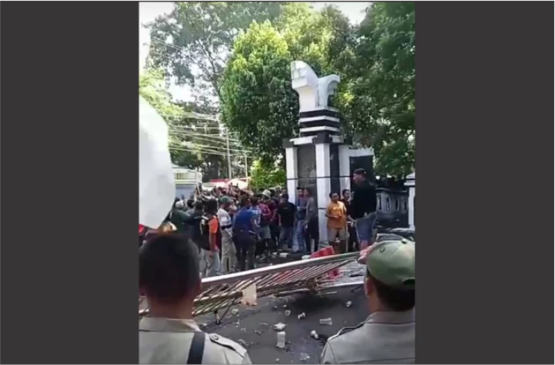 Kecewa Bupati Tak Kunjung Menemui, Sopir Truk Robohkan Pintu Gerbang Pemkab Subang Kecewa Bupati Tak Kunjung Menemui, Sopir Truk Robohkan Pintu Gerbang Pemkab Subang